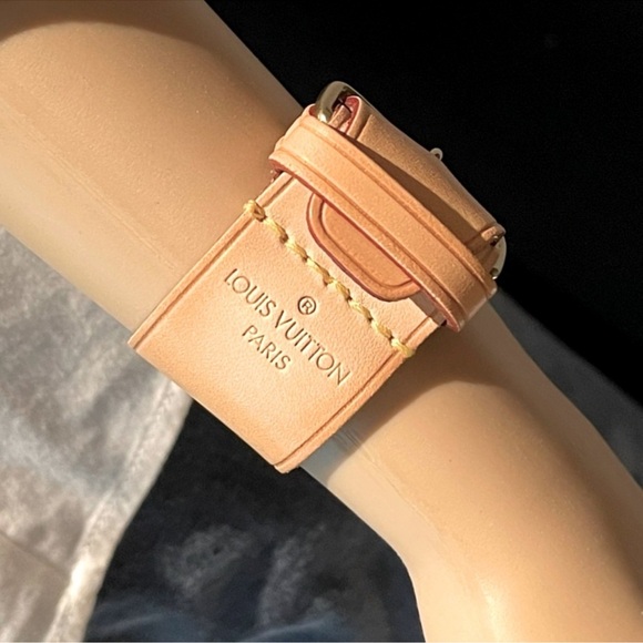 Louis Vuitton Poignet as a Bracelet - Picture 4 of 16